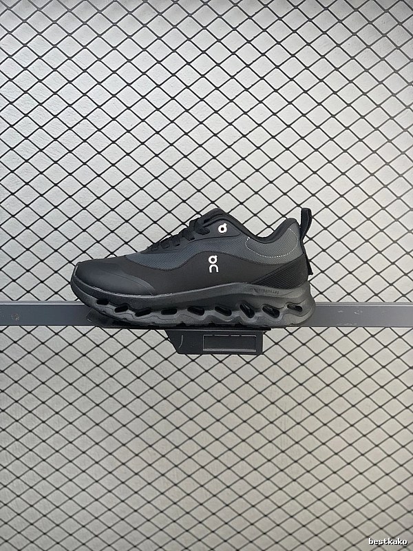 On Cloud Runners, Black and Technical Side Panels