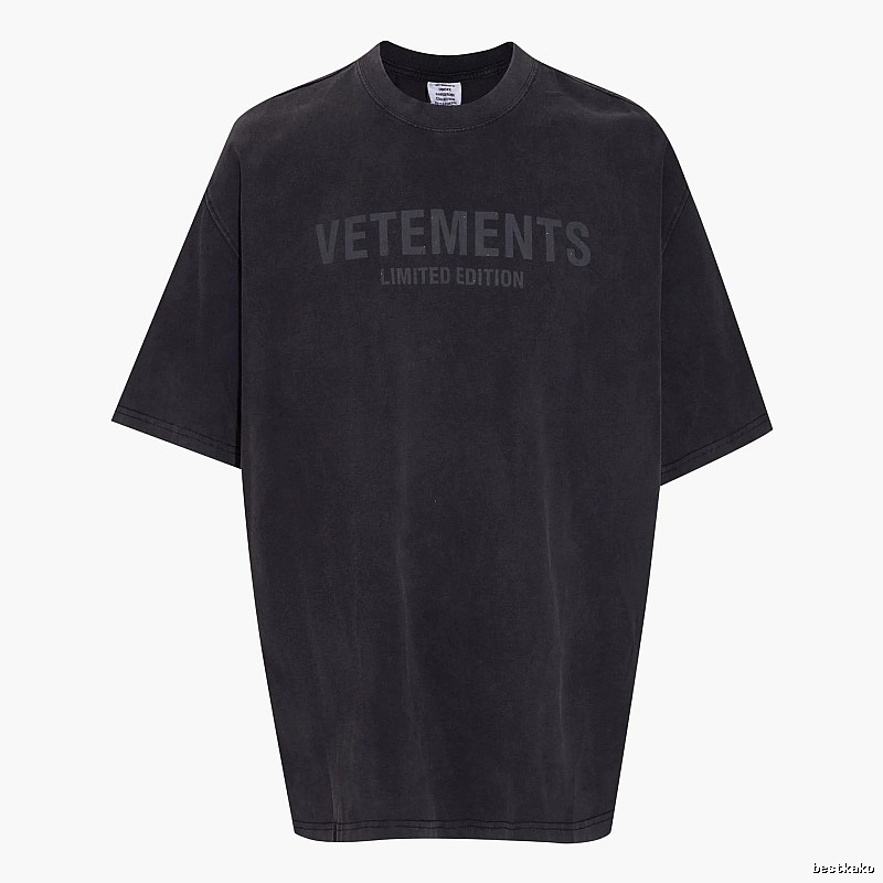 Patterned Statement graphic T-shirt Black Colorful Lucky with Polished Detail