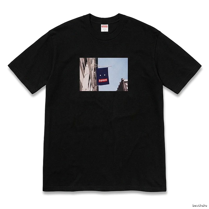 Supreme street scene style black T-shirt