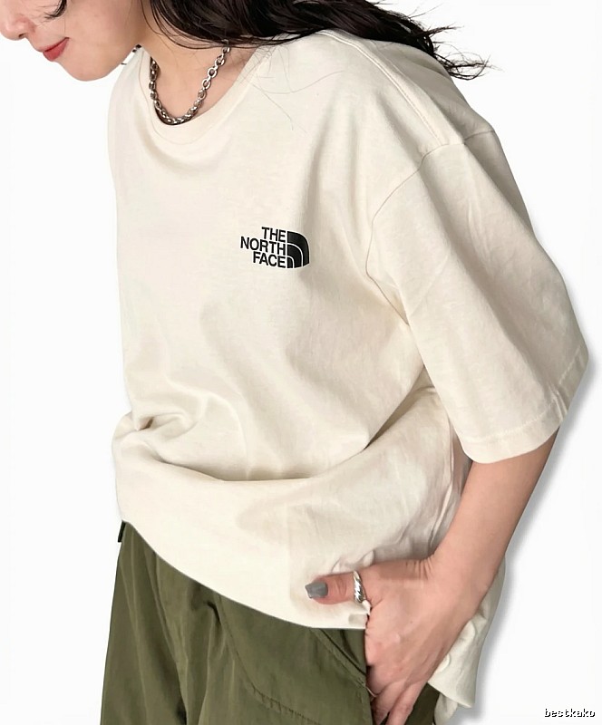 The classic and simple style white T-shirt of The North Face.